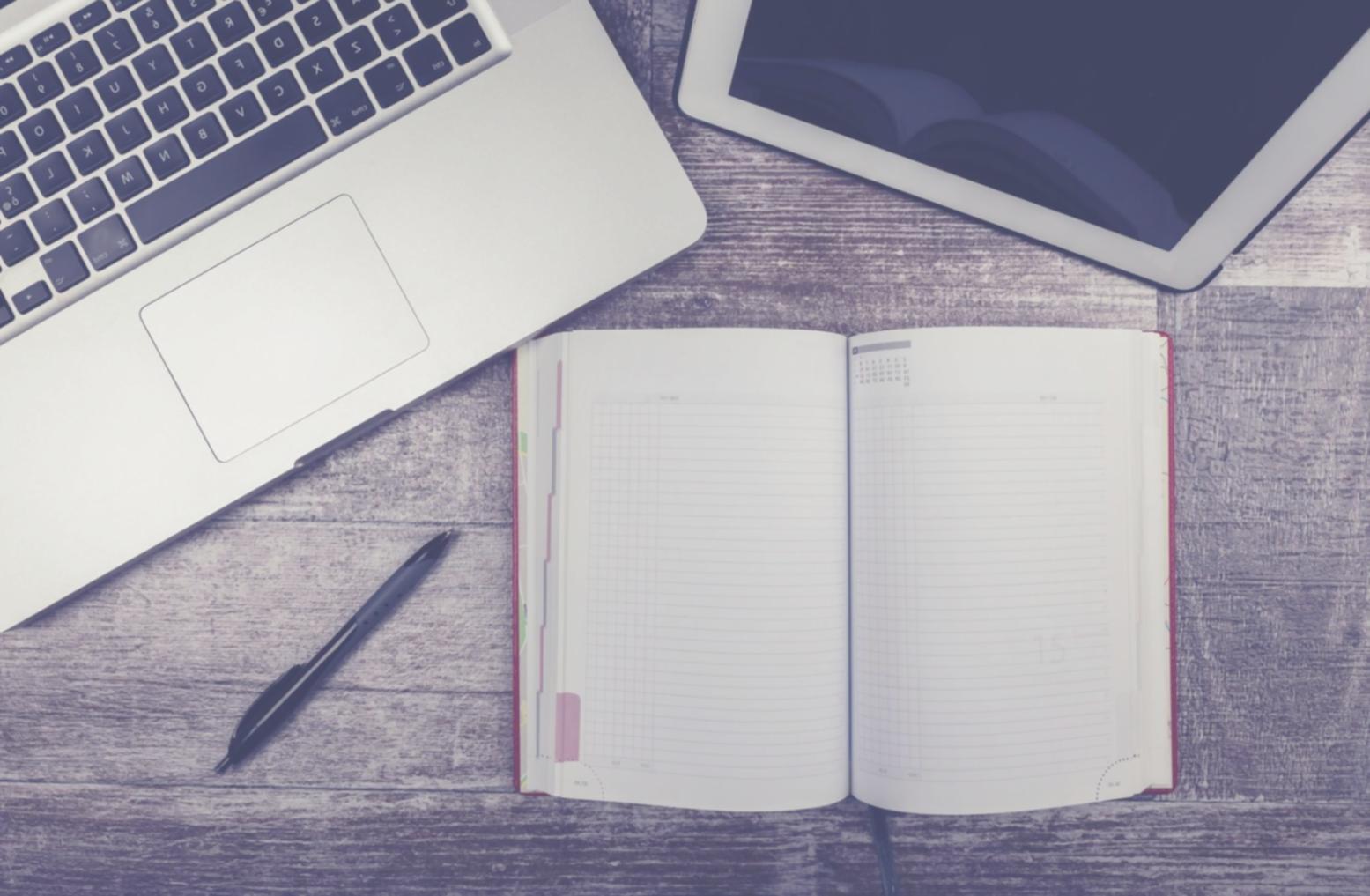 Espace de travail avec documents d'analyse financière et ordinateur